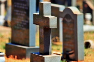 Chiedere l'autorizzazione ad eseguire interventi di manutenzione nei cimiteri